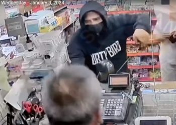 OC 정육점에 라이터 든 강도…기름 뿌리며 위협하다 도주(영상)