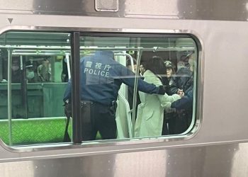 도쿄 전철서 20대 여성 흉기난동(영상)