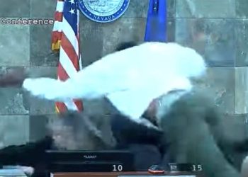 라스베가스 법원서 판결 도중 몸 날려 판사 공격(영상)