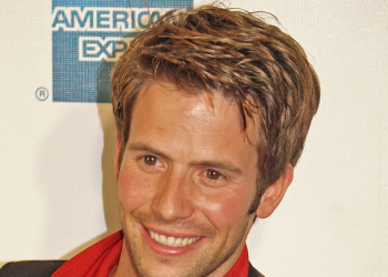 경비행기 추락… 배우 크리스천 올리버 두 딸과 함께 사망