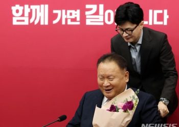 민주 탈당 이상민, 국민의힘 입당…”총선서 원내1당 돼야”