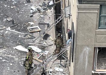 텍사스 호텔 폭발 21명 부상.. 거리 잔해 가득(영상)