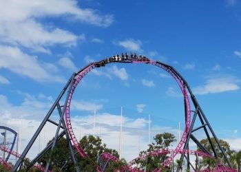 스카프 걸린 롤러코스터 공중에 멈춰 서