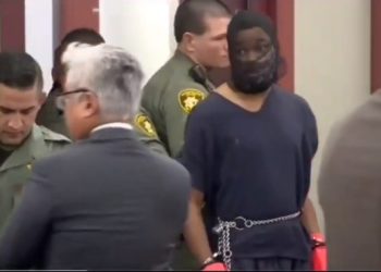 수갑에 입마개…판사 때린 남성 ‘꽁꽁'(영상)