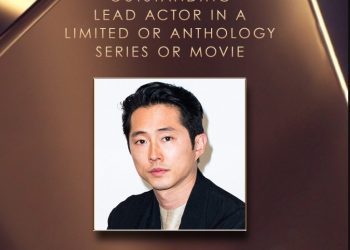 에미 품에 안은 스티븐 연…’비프’로 남우주연상 싹쓸이