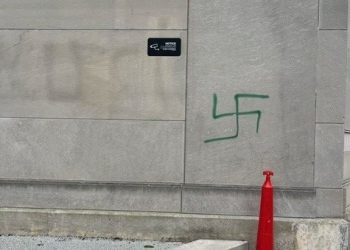 유대인 학살 추모공원에 나치 문양 ‘하켄크로이츠’ …‘경악’