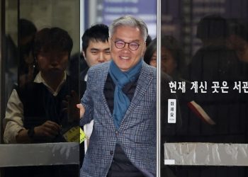 ‘기자 명예훼손’ 최강욱 1심 뒤집고 2심 유죄…법원 “비방 목적 인정돼”