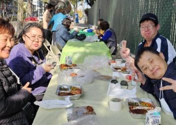 시니어센터 무료 점심 프로그램 시작…매일 200인분 도시락 제공