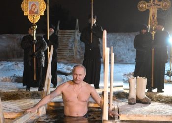 71세 푸틴, 얼음물 입욕식 참여(영상)