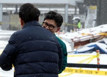 윤, 한동훈 어깨를 두드리고 열차에 동반 탑승…갈등봉합 수순