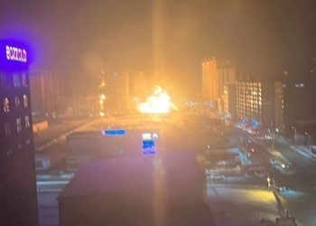 유조트럭 폭발…3명 사망, 차량 24대 전소, 12층 아파트 불 타(영상)