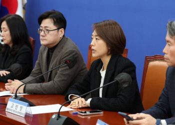 고민정, 친명의 친문 공격에 “민주당 필패하는 길”