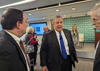 ‘트럼프 저격수’ 크리스티, 공화 경선 하차…”이길 방법이 없다”