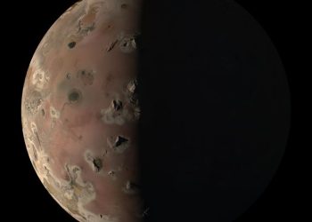 “저 따개비가 다 화산?”…목성 위성 ‘이오’ 근접 사진 공개