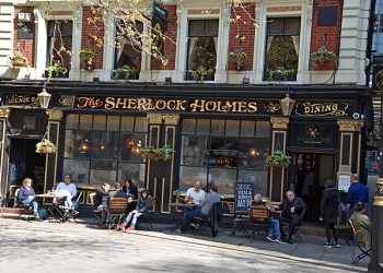 영국 관객들 이상행동-비매너 심각..연극 중단하기도