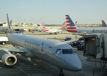 LA출발 아메리칸항공 여객기 착륙 사고 6명 부상