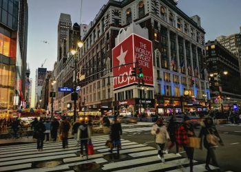 최대 백화점 메이시스 대규모 구조조정…매장 5개 폐쇄, 2300명 해고