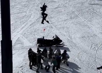 맘모스 스키장 리프트서 추락 직전 뛰어내려(영상)