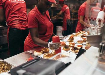 “햄버거 가격 줄줄이 인상될 것” … 임금인상에 가격인상 대응나서