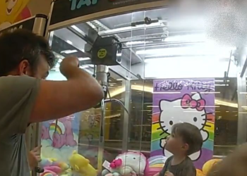 “아이 좀 뽑아주세요”…인형뽑기 기계에 갇혀(영상)