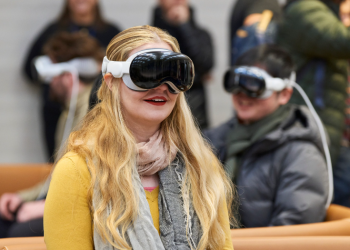 “소비자들, 더 이상 스마트폰 흥미롭지 않아…새 기술 열망”(영상)