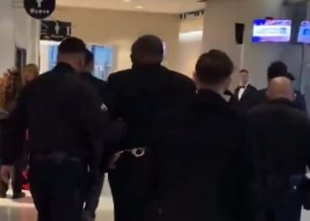 “그래미 초유 사건” 3관왕 수상자 시상식장서 경찰에 체포돼(영상)