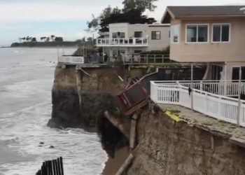 쏟아진 폭우에 해안절벽 아파트 패티오 무너져..붕괴직전(영상)