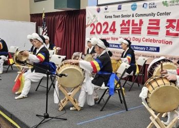 “세배도 받고, 한아름 선물까지”… 시니어센터 설날 큰잔치