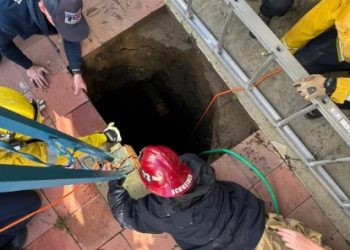 폰타나 여성 집에서 나오다 25피트 싱크홀 추락