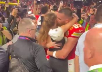 테일러 스위프트, 8900㎞ 날아 베가스 슈퍼볼(영상)