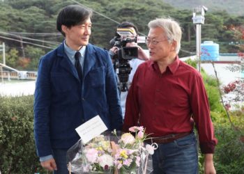 문재인, 조국 지지철회 공지영 신간추천 “진실 외로운 법”