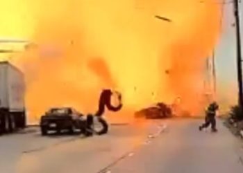 불붙은 트럭 화재진화 중 개스탱크 폭발…소방관 9명 중상(영상)