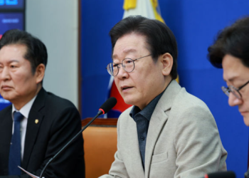 민주당, 지지율 급락·공천 갈등…. 총선 위기감 고조