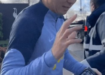 손흥민, 팬에게 사인해주다 손가락 스치자 ‘화들짝'(영상)