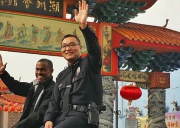 차이나타운 골든드래곤 퍼레이드 10만관중…도미닉 최 LAPD 국장도 참석