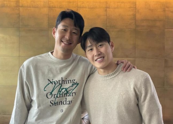 손흥민-이강인 ‘화해 인증샷’ 속 맨투맨 눈길 “이미 완판”