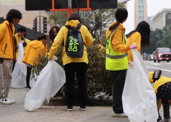 KYCC 자원봉사자 120여명, 한인타운서 거리 청소