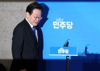 “이대로 가면 총선 어렵다”…민주 비상, 이재명 책임론 대두