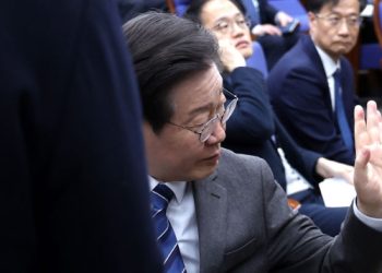 갈등 폭발한 민주 의총 난장판…”이재명, 왜 본인 가죽 안벗나”