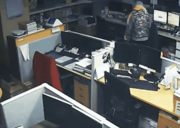 억세게 운 나쁜 도둑, 일찍 출근한 직원에게 잡혀(영상)