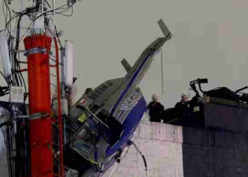 추락 헬기 건물 틈새에 걸려…전원 기적 생존(영상)