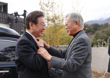 문재인, ‘이준석·이재명 사당화’에 좋아요 눌렀다 취소