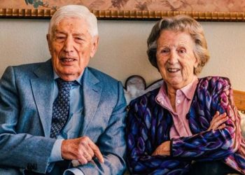 70년 해로 아내와 동반 안락사…네덜란드 전 총리 마지막 선택