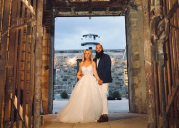 ‘핫플’ 결혼식장 된 교도소…”드레스 입고 알 카포네 감방서”