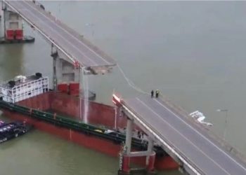 컨테이너선 다리와 충돌, 교각 붕괴…차량들 추락