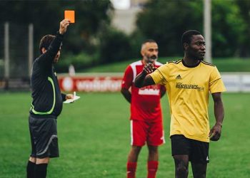 축구경기 10분 퇴장 ‘블루 카드’ 도입 검토