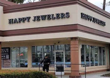 “이제 보고만 있지않아”…플러튼 보석상 경비, 총 쏘며 강도 막아