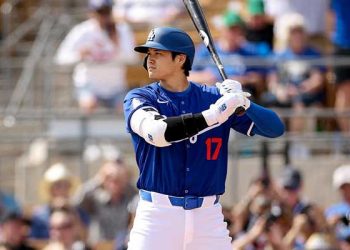 다저스 데뷔전서 홈런…오타니 “큰 첫 걸음”