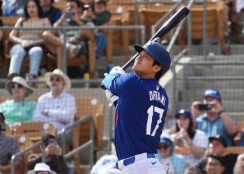 다저스 데뷔전서 홈런…오타니 “큰 첫 걸음”