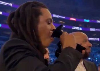 “비욘세 왜 앨범상 안줘” 제이지, 트로피에 코냑 따라 마셔